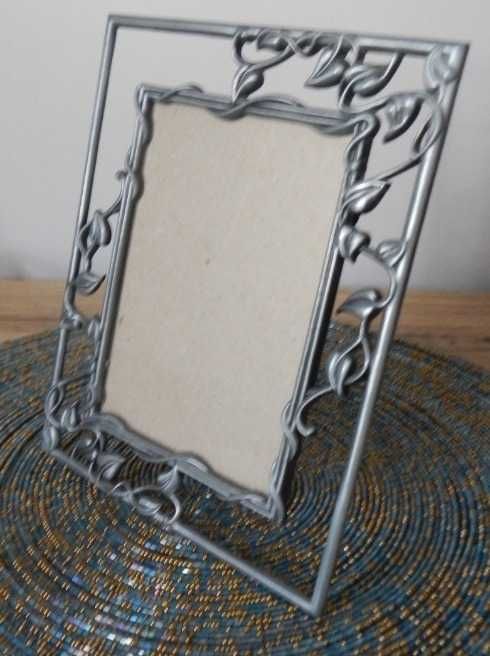 Srebrna metalowa ramka na zdjęcie z ornamentem 16 x 14 cm