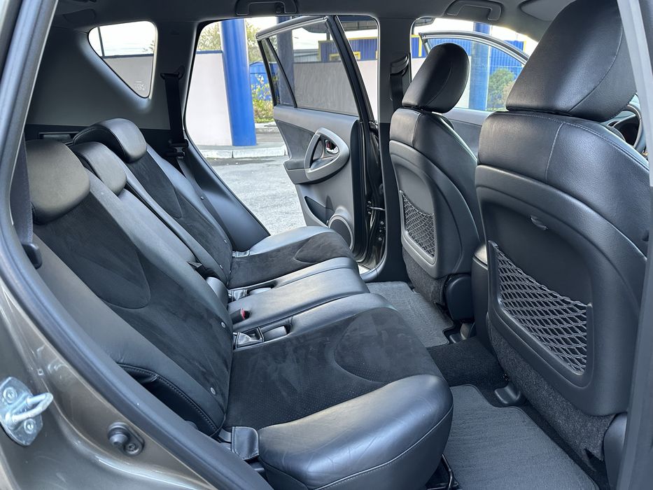 Продам Toyota RAV4 2011 год