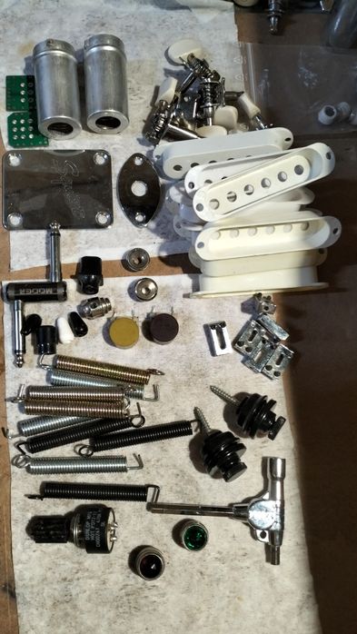 Assessórios variados de guitarra elétrica  e outros