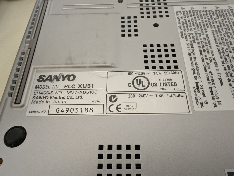 Японський проектор SANYO  PLC-XU51