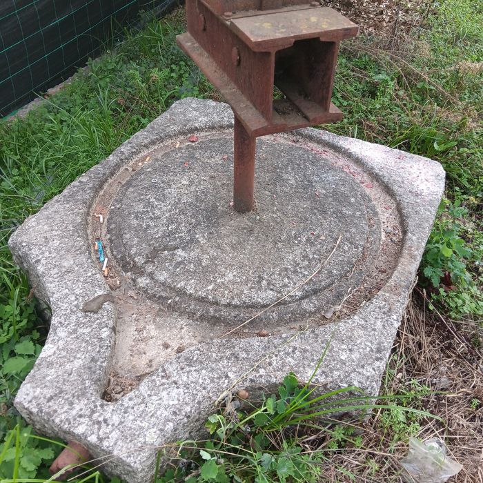 Base em pedra com estrutura metalica para jardim