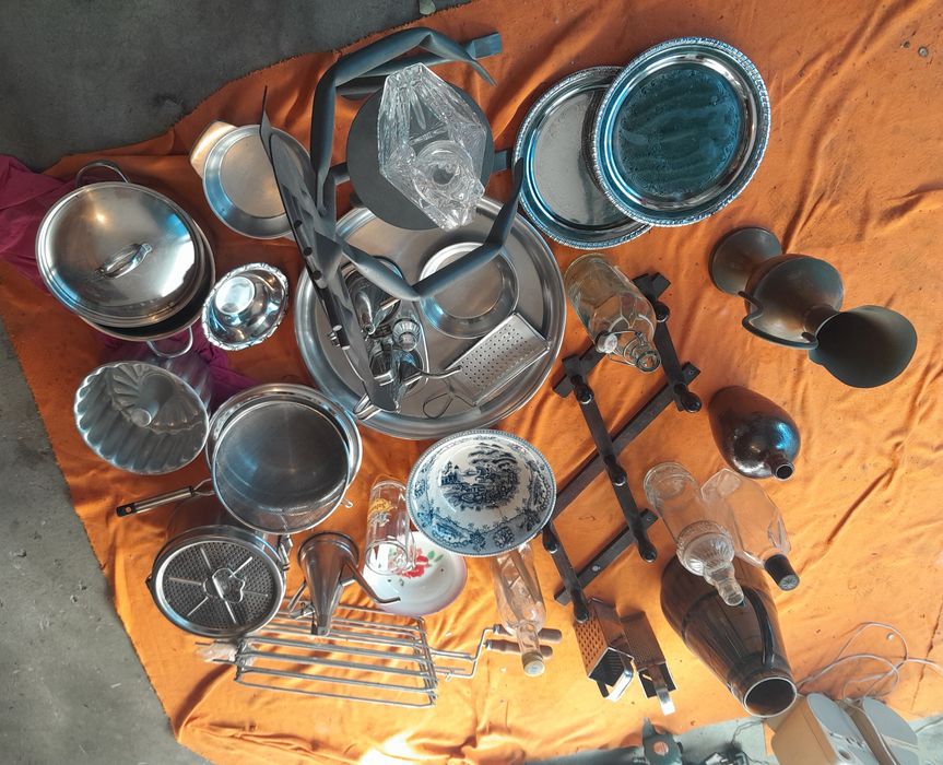 Louças e outros Utensílios de cozinha usados . Garrafas. E muito mais