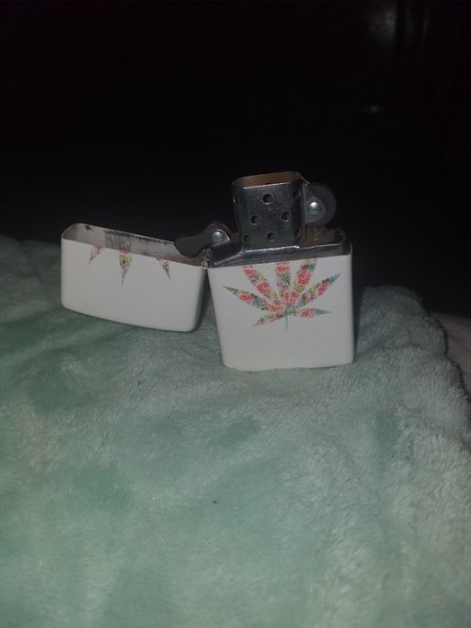 Zippo com desenho de folha de Cannabis