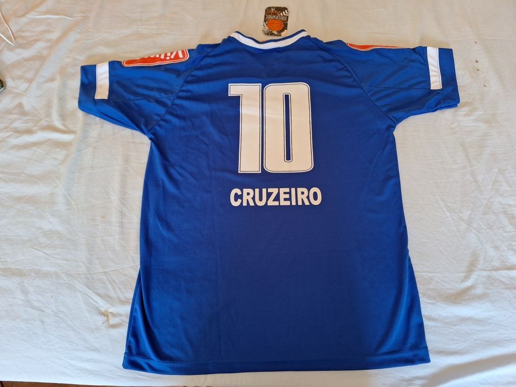 Camisolas oficiais de 2004 do Botafogo, São Paulo  e Cruzeiro.