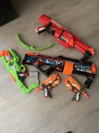 Varias armas de brincar Nerf