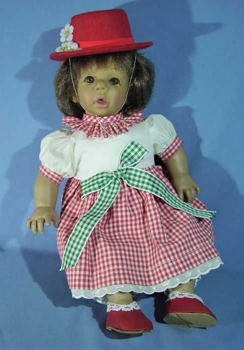 Лялька кукла дівчинка в червоному капелюшку характерна іспанська взута