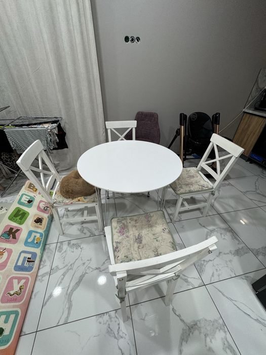 Продам стіл зі стільцями