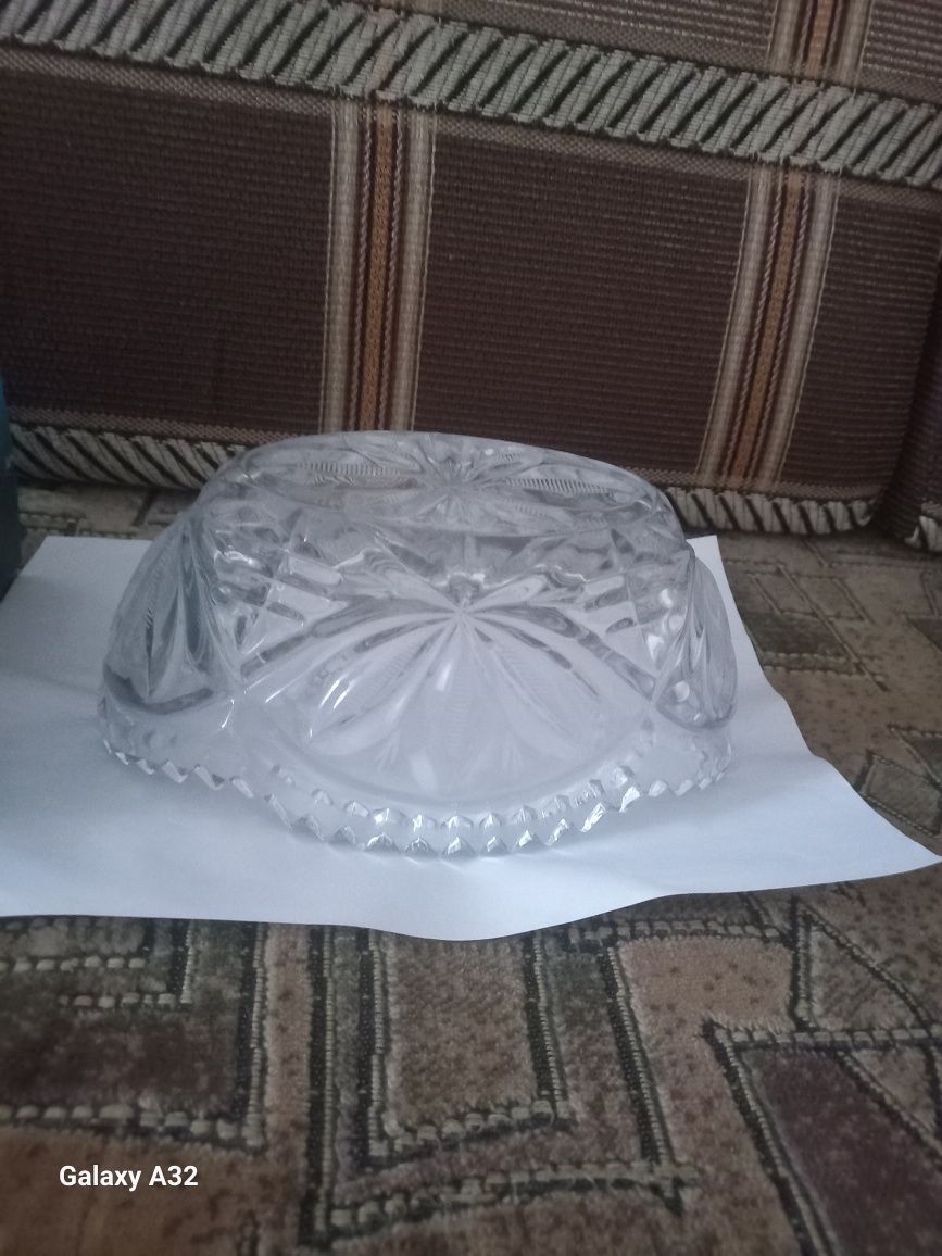 Продам новую хрустальную конфетницу,салатницу.Вазу д/сервировки стола.