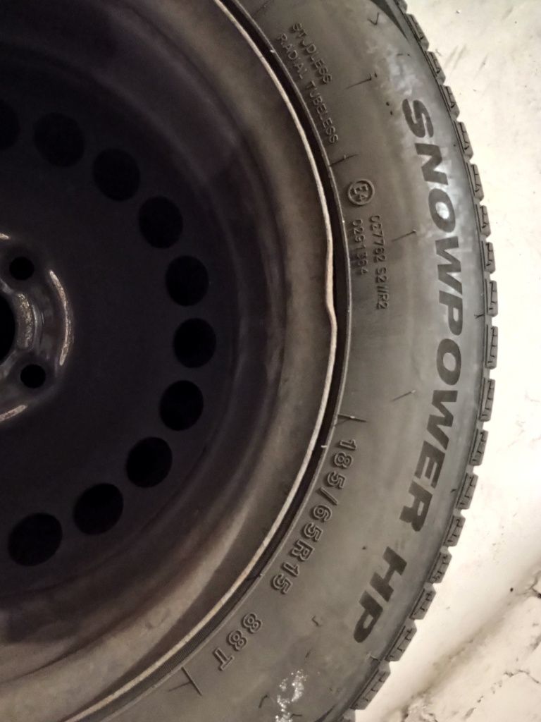Komplet opon zimowych 185/65 R15 Snowpower HP okazja