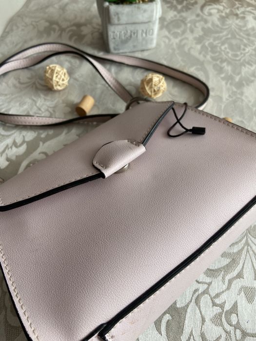 Mala cor lilás claro marca bershka