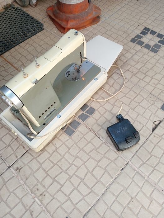 Máquina de costura elétrica com motor  nova