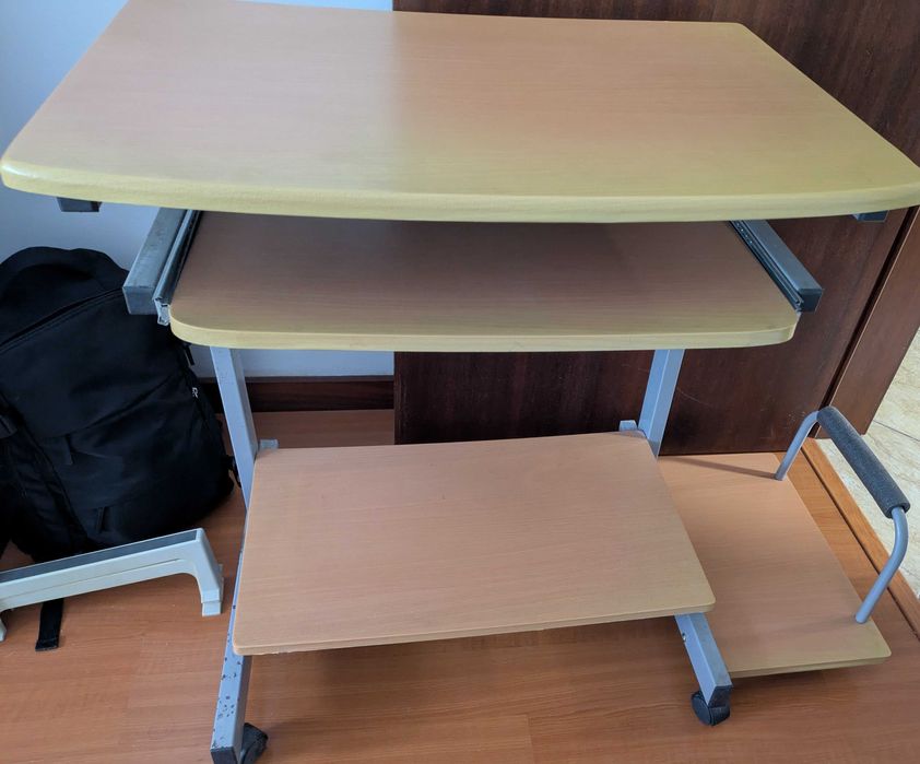 Vendo secretária e cadeira