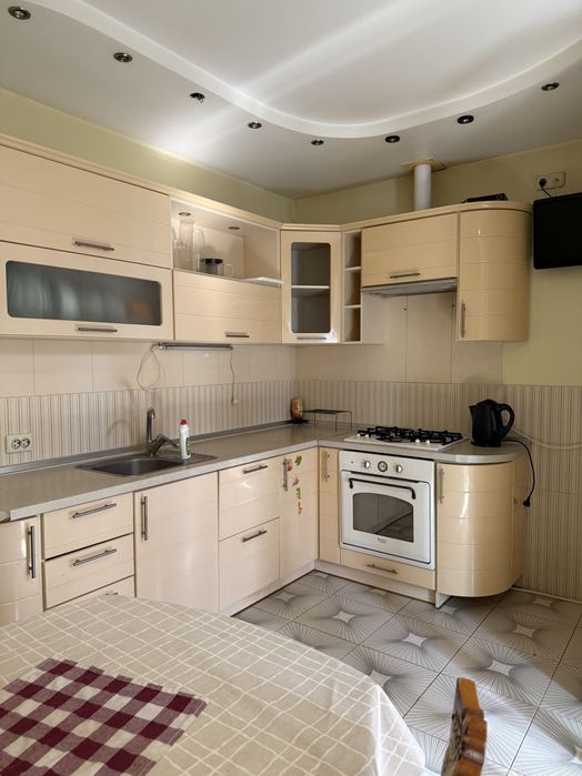 Пропоную велику 2ну 70 метрів на Сахарова під прогаму також