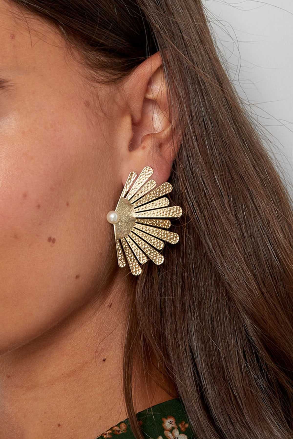 Brincos Dourados com Flor e Pérola – Charme e Sofisticação