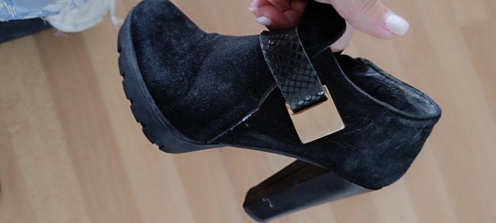 Botins de salto, tamanho 35 em camurça preta. Usados