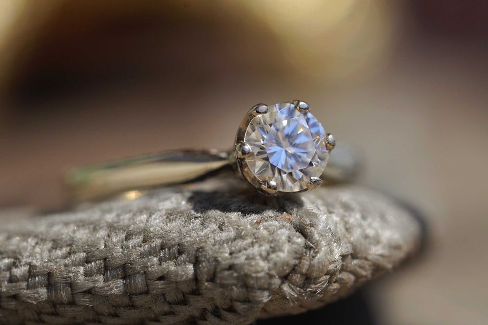 Złoty pierścionek z brylantem 0.49ct