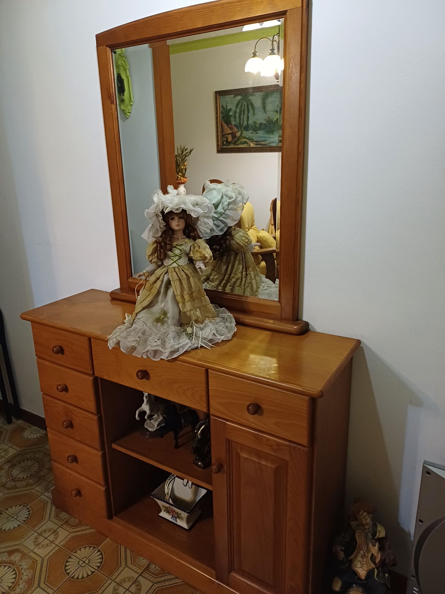 Vende se Aparador com espelho.