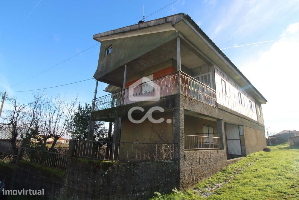 Moradia com três pisos para restauro com terreno na periferia de Chave