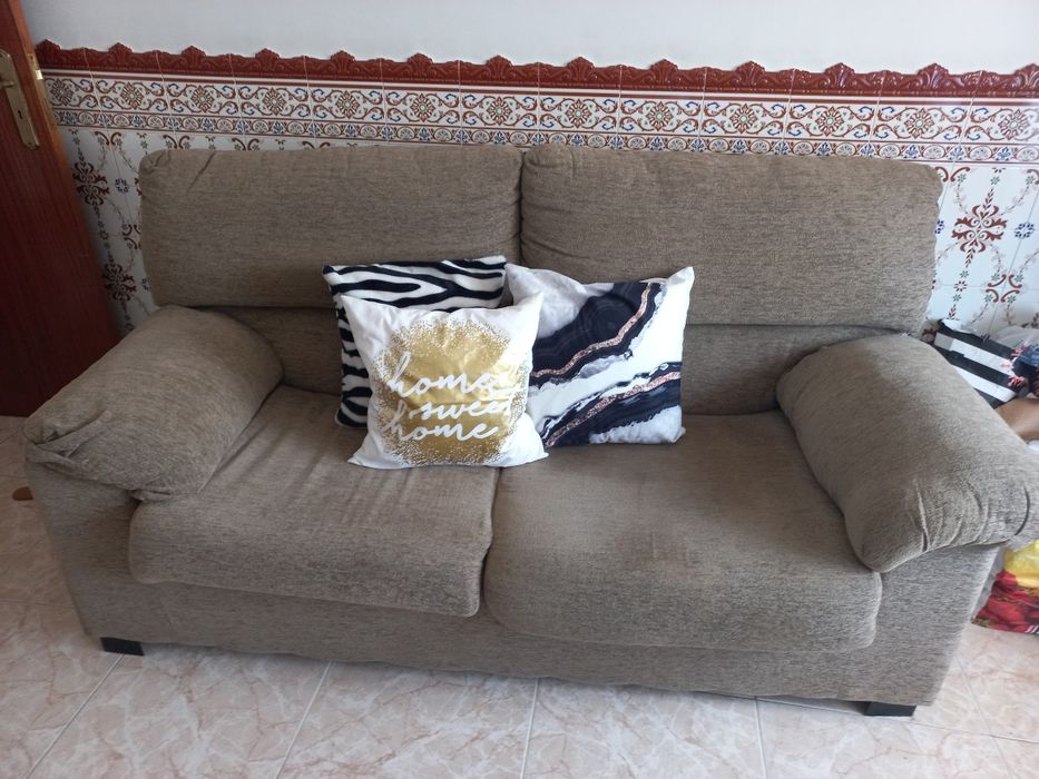 Sofa castanho de dois lugares