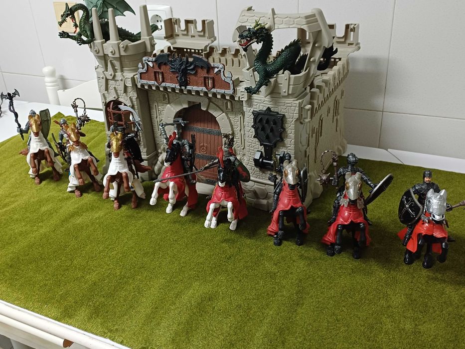 Castelo com 2 Dragões e 8 Cavaleiros Medievais