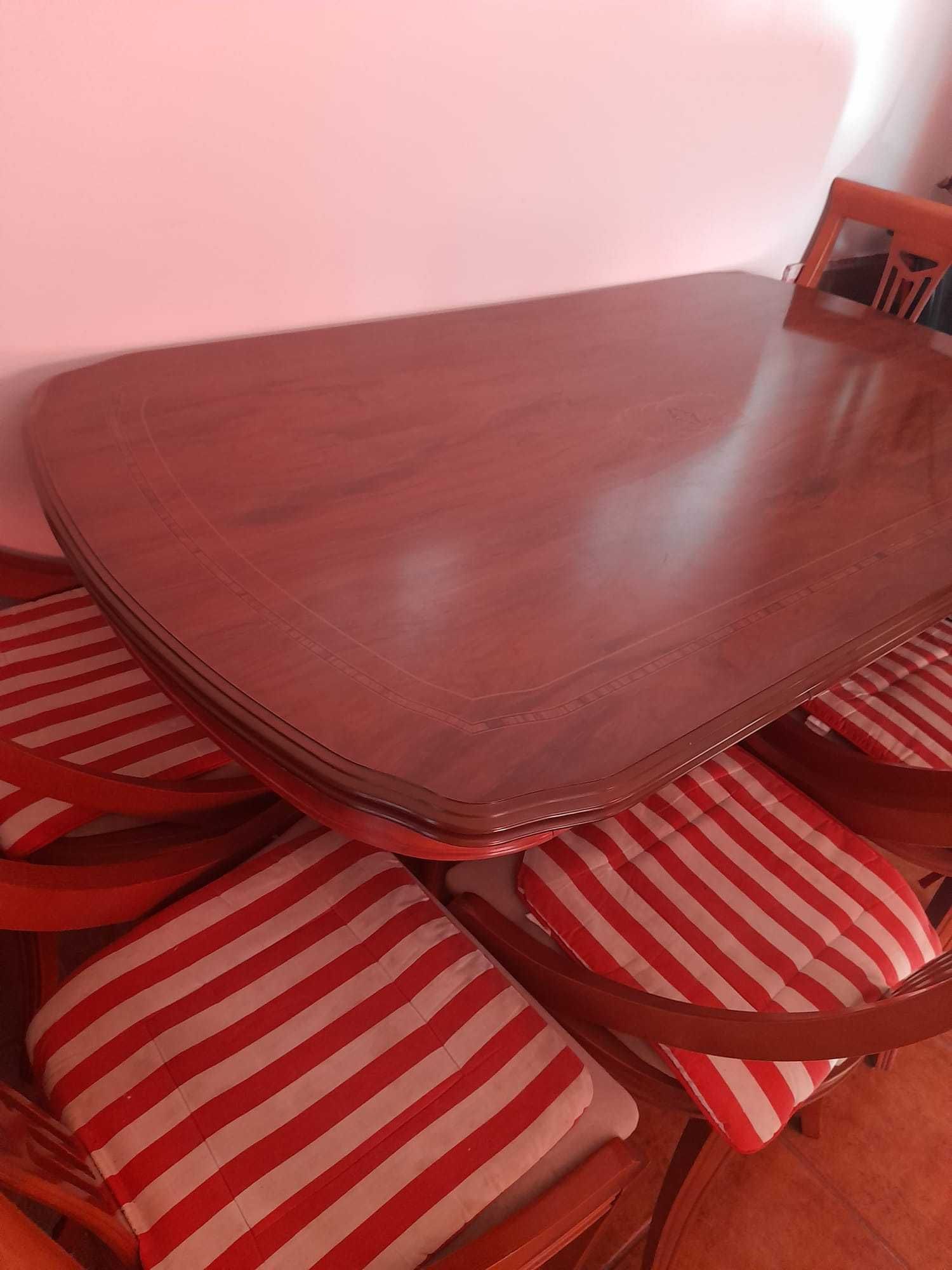 Conjunto de sala completo: móveis, mesa com 6 cadeiras e candeeiros