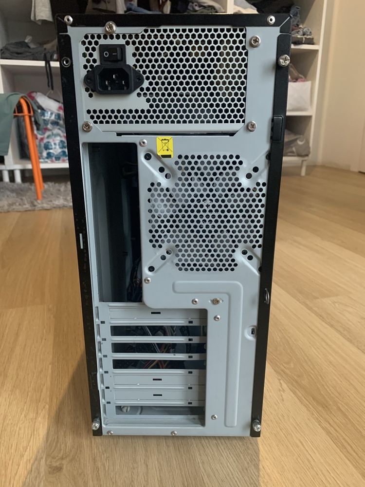 Obudowa Cooler Master z zasilaczem 600 W i wentylatorem 120 mm
