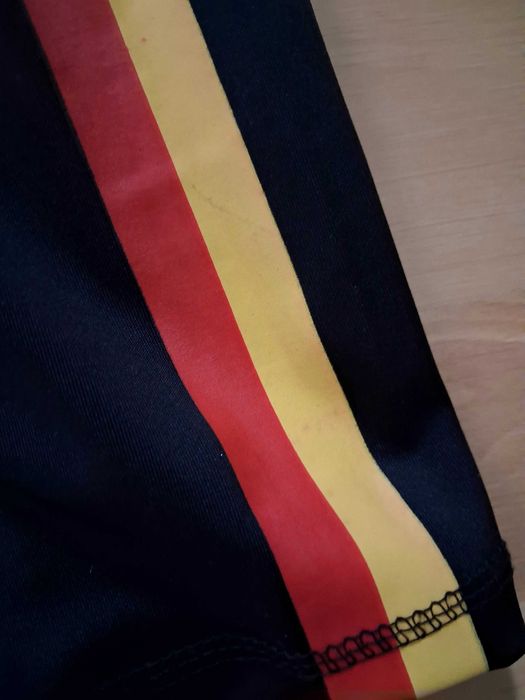 Czarne legginsy 3/4 z kolorowym lampasem