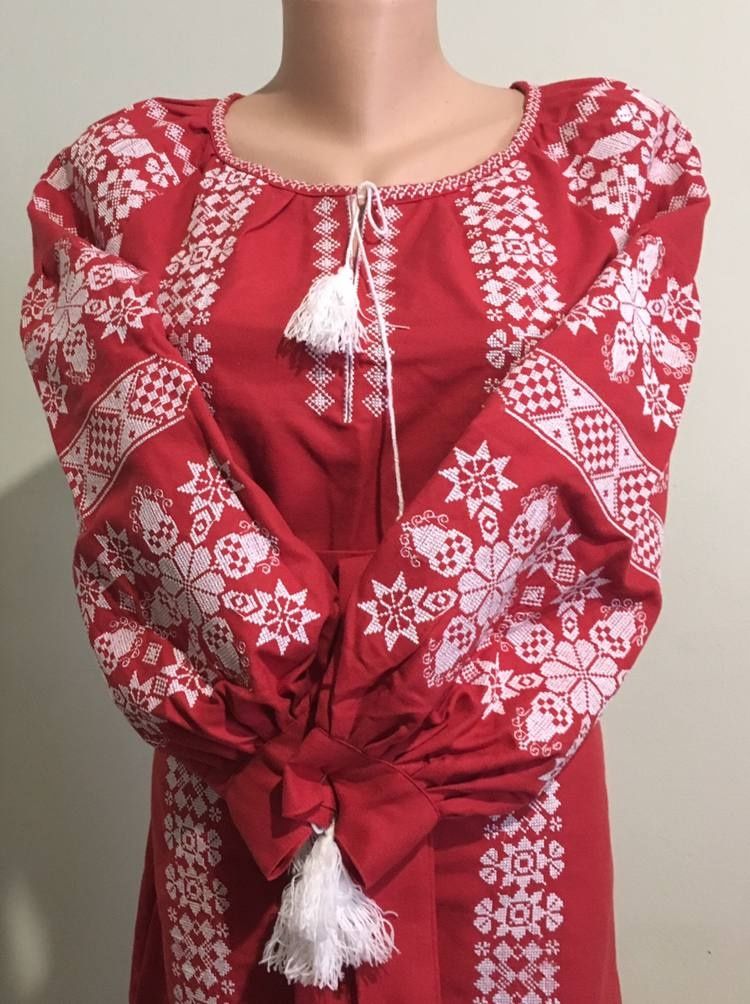 Вишиванки, плаття.