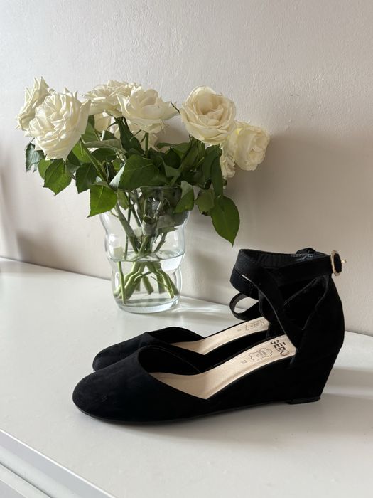 Welurowe buty na koturnie