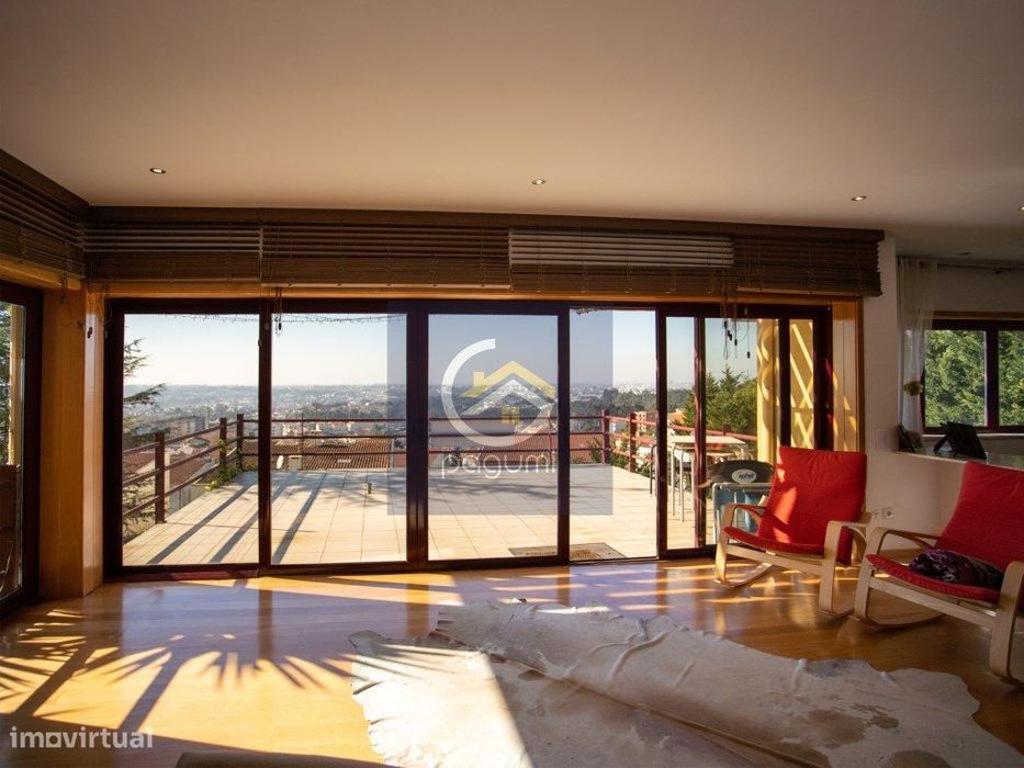 Moradia T8 com Vistas Panorâmicas - O Refúgio Perfeito em Gondomar