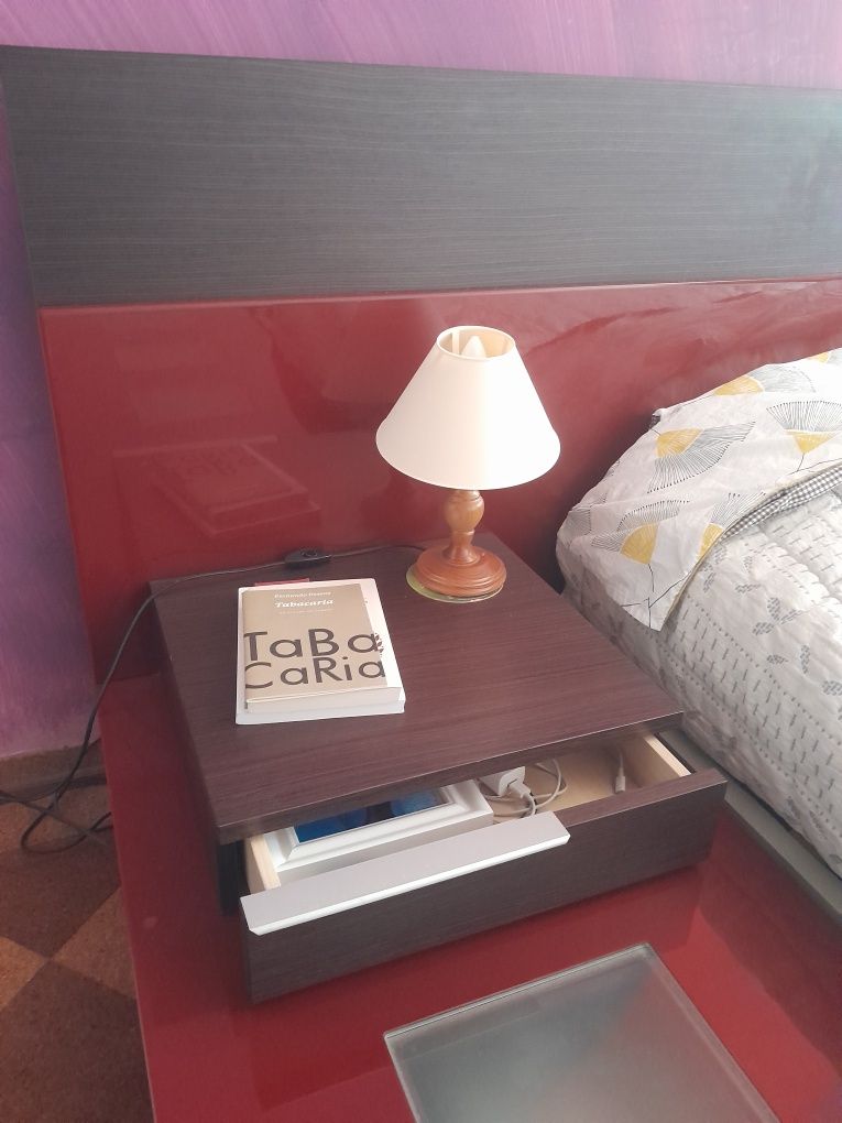 Cama em lacado vermelho, com quadrados de luz branca