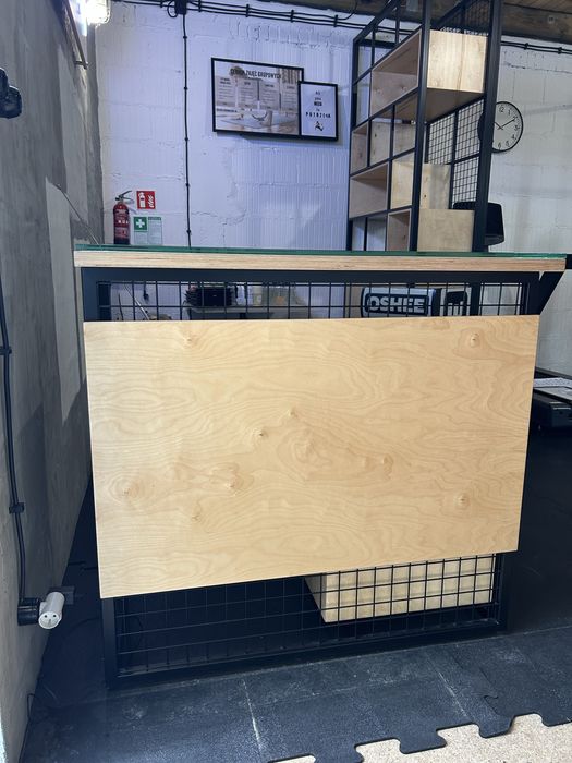 Lada Recepcja styl loftowy jak nowa sklejka do studia, salonu