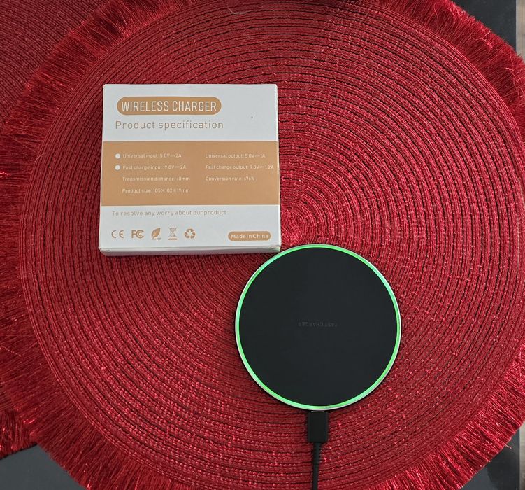 Bezprzewodowa ładowarka z USB C (świeci podczas ładowania)