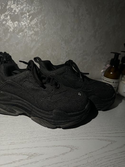 Продам,дуже круті кросівки купляла Vitto Rossi,взуті 3 рази,дуже мʼякі
