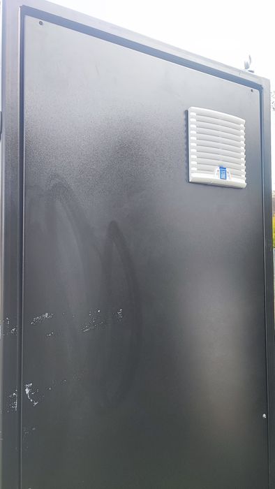 Obudowa -szafa na duży ma ulgazyn energii