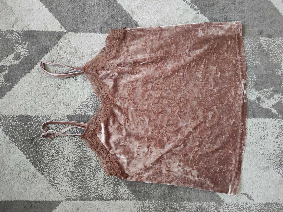 Welurowa bluzka na ramiączkach z koronką