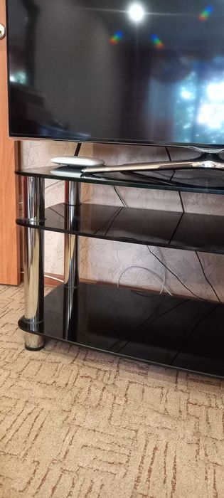 Стіл склянний під телевізор