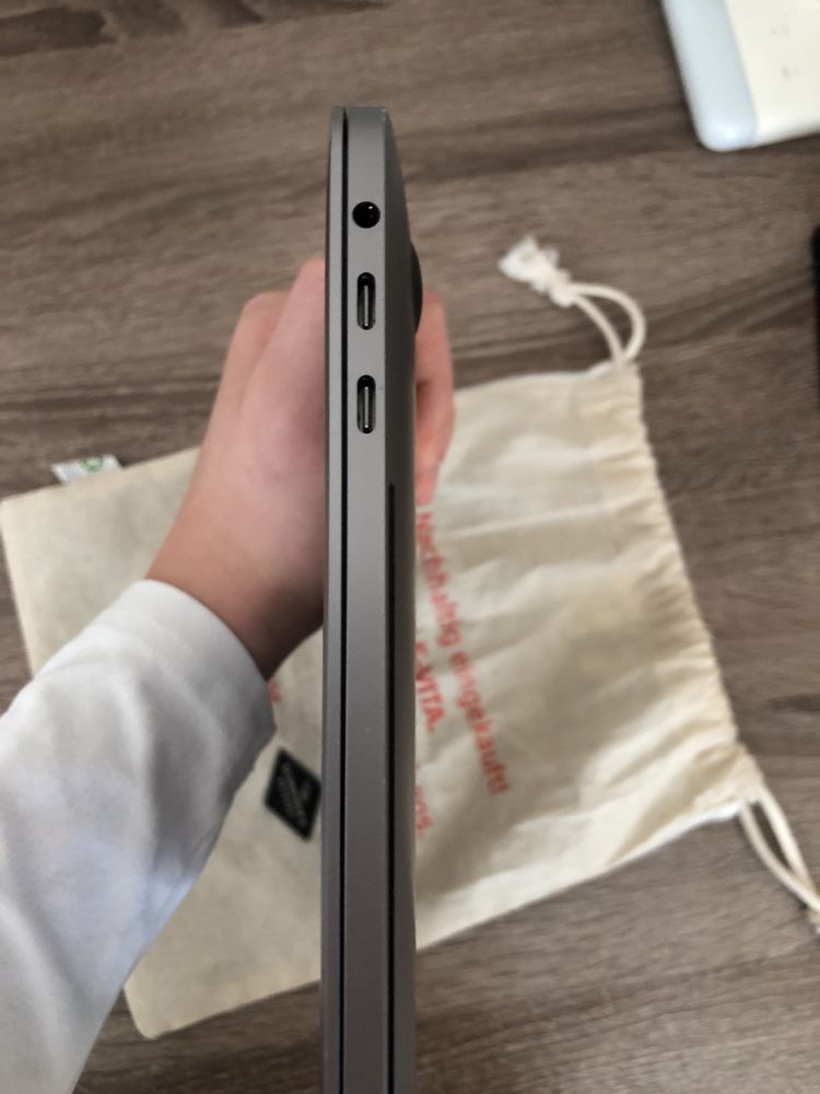 Macbook pro 2020 13 i5 16 оперативки 512 внутрішноьої