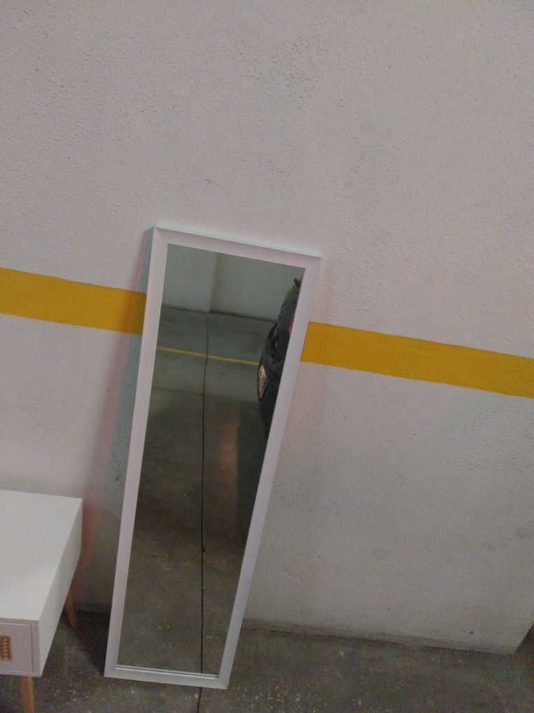 Cabeceira da cama com espelho