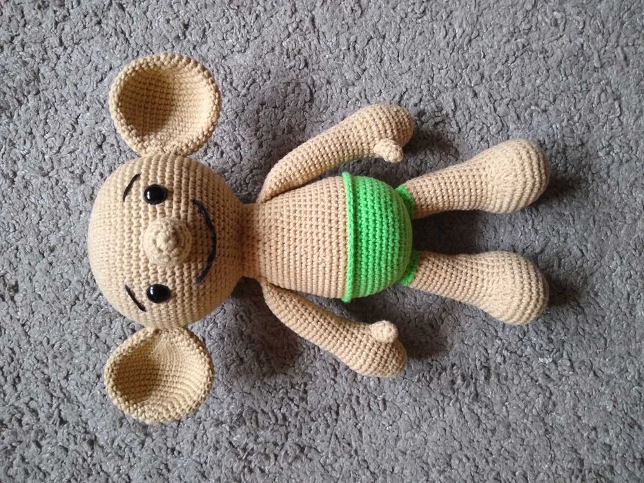 Plastus. Maskotka wykonana na szydełku