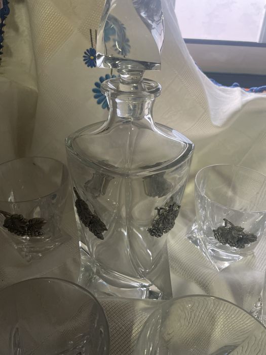 Conjunto de garrafa com 6 copos, com aplicações em estanho