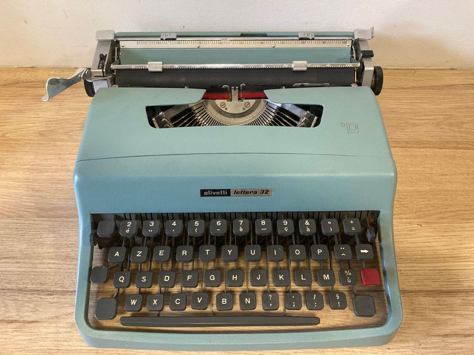 Máquina de escrever  **  Olivetti