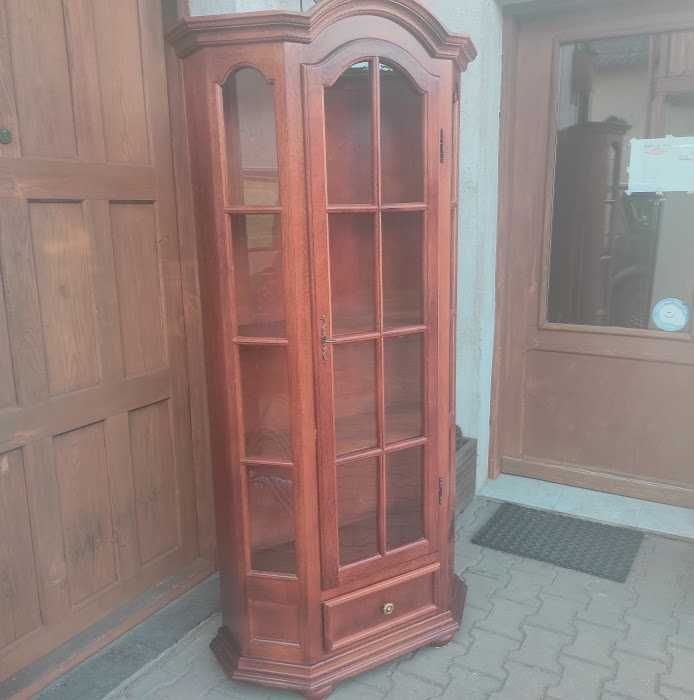 Bardzo ładna witryna biblioteczka  orzechowa  z szufladą