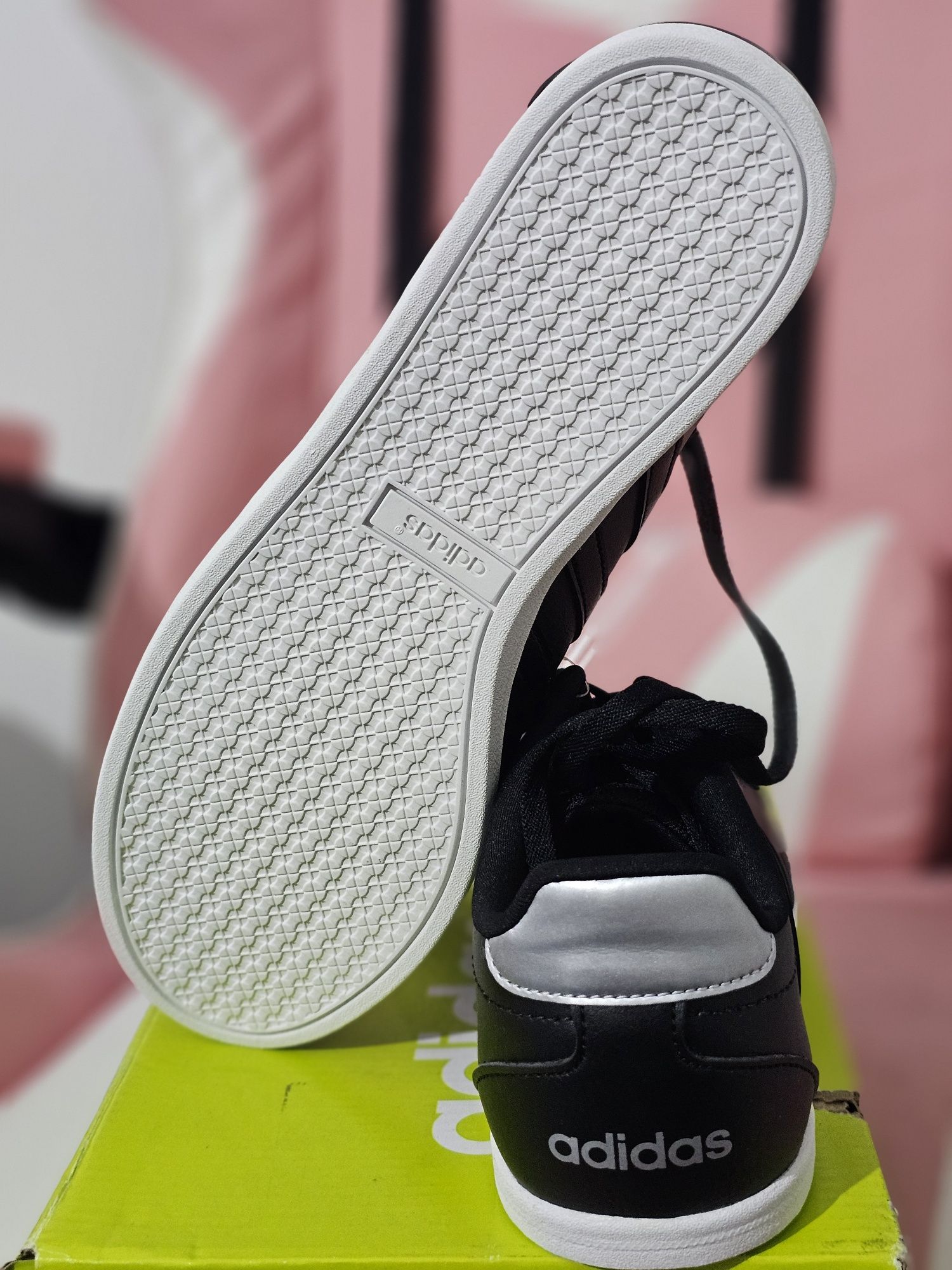 Buty nowe Adidas coneo qt w rozmiar eu38