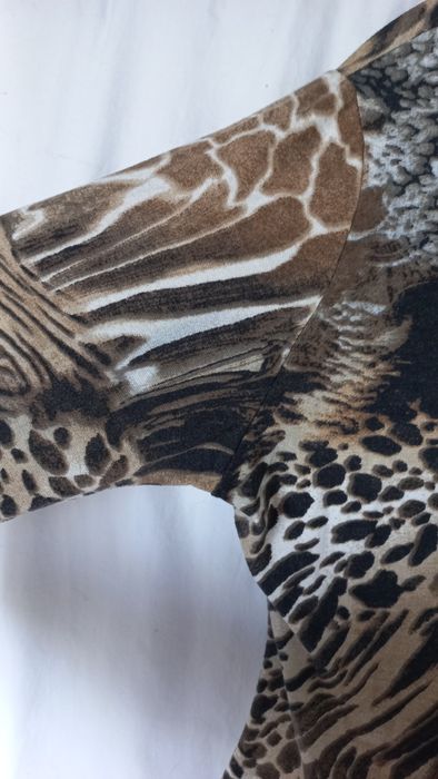 Blusa estampada com renda nas costas