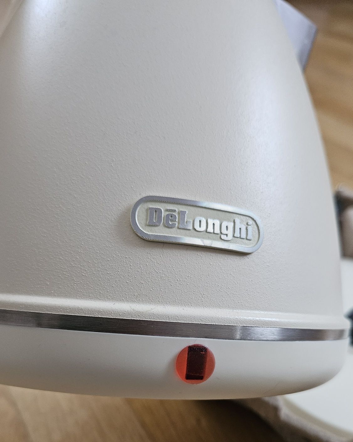 Елекрочайник DeLonghi бежевий