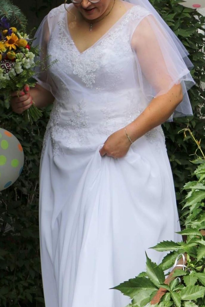 Boho suknia ślubna muślinowa plus size z welonem.