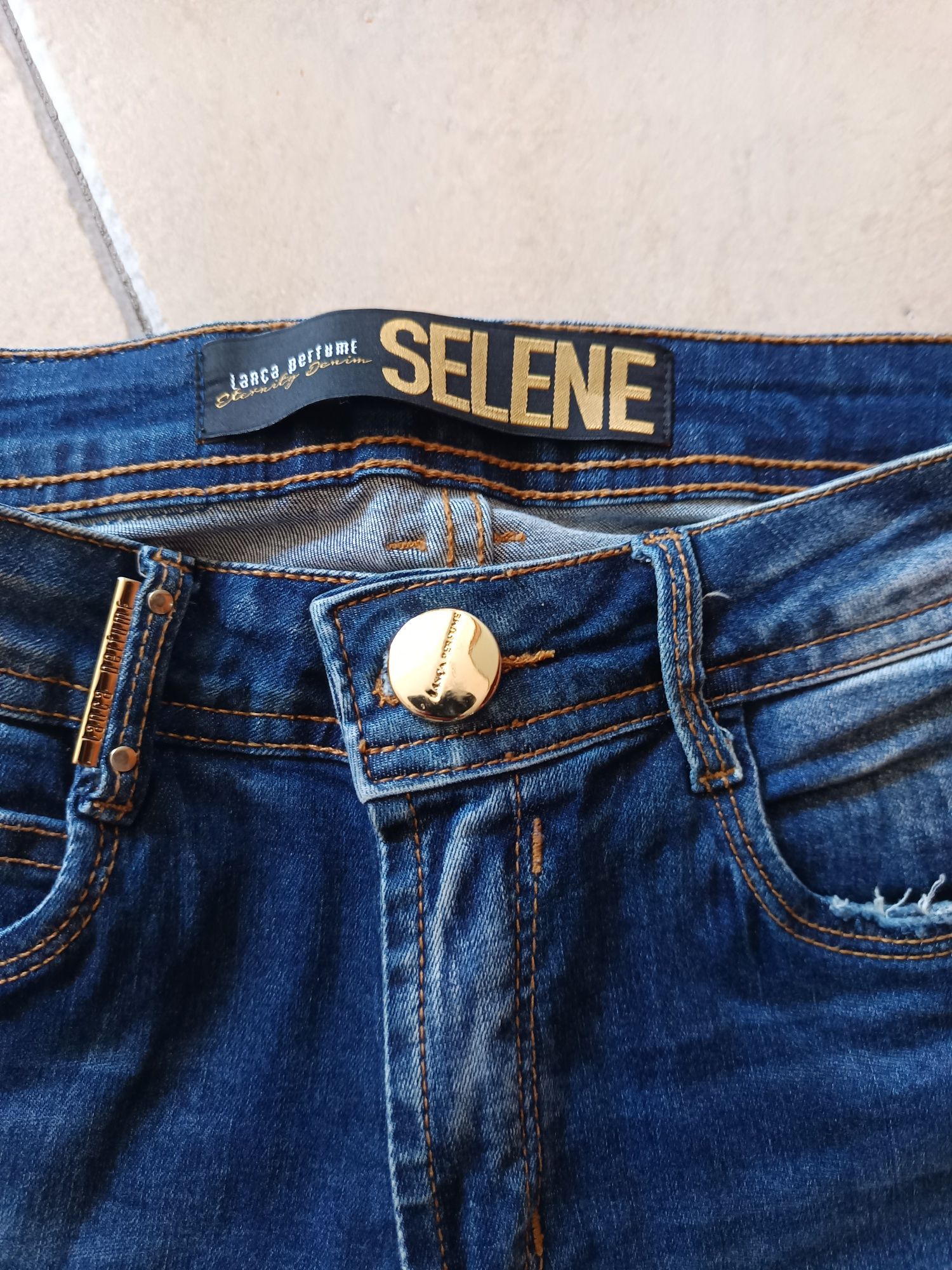 Roupas marca lança perfume 7 Euros cada