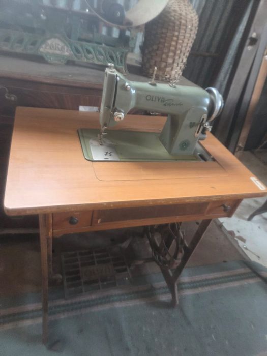 Maquina de costura oliva com movel