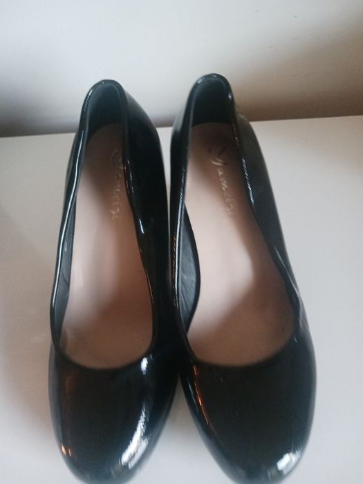 Sapatos pretos tacão medio também 35